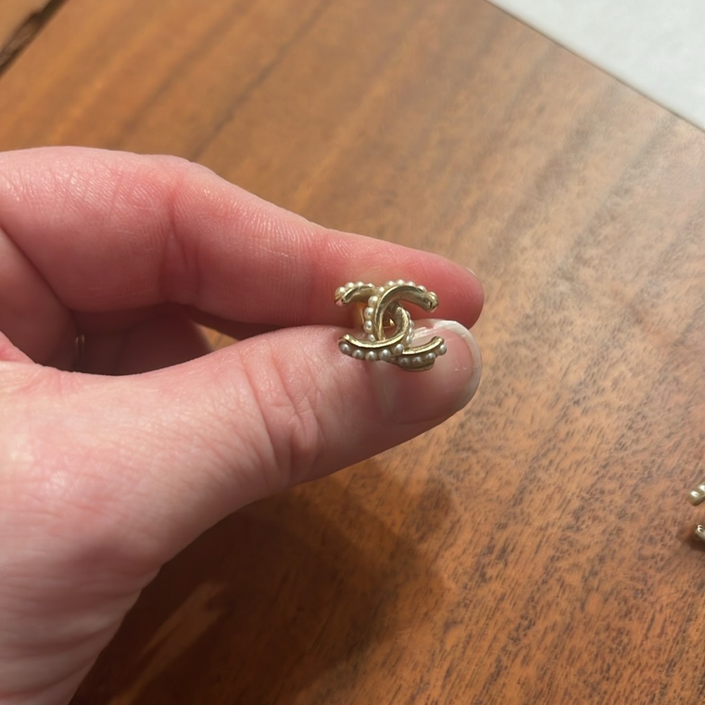 Chanel pearl studs - Picture 3 of 3